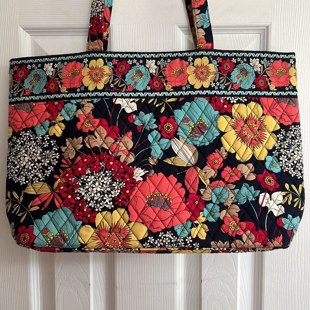 Vera Bradley East West Tote in Happy Snails